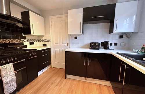 Wolverhampton House | Spacious 4 Bed House with parking in Wolverhampton