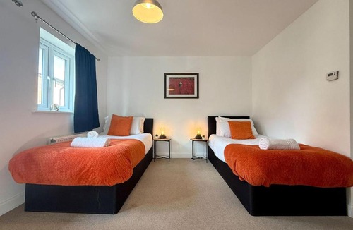 Oadby House | Spacious 4-Bed Home in Marylebone, Wi-Fi, Parking & Extended Stays