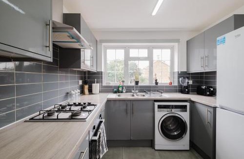 Great Houghton House | Spacious 4-Bed Home with Free Parking
