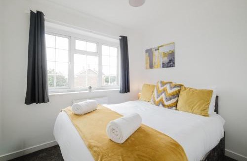 Great Houghton House | Spacious 4-Bed Home with Free Parking