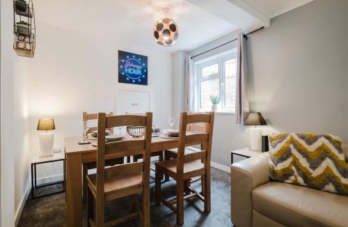 Great Houghton House | Spacious 4-Bed Home with Free Parking