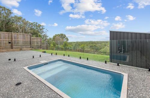Griffin House | Spacious 4 Bed Home with Pool & Garden