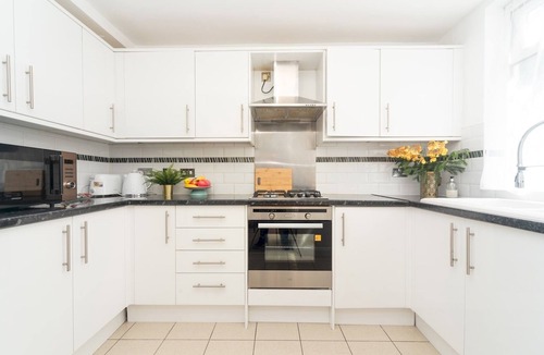 Barnehurst House | Spacious 4 Bed House Free Parking Near Station - Pass the Keys