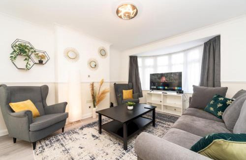 Barnehurst House | Spacious 4 Bed House Free Parking Near Station - Pass the Keys