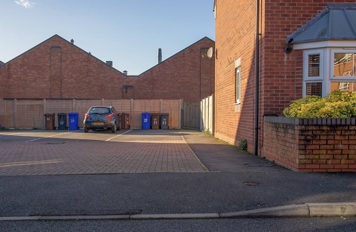 Long Eaton House | Spacious 4 Bed Modern Townhouse with Parking