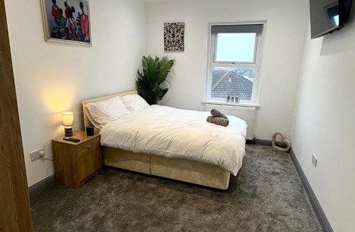 Bournemouth Apartment | Spacious 4 Bed Retreat, 2 Bath, Sleeps 8 plus 2, Beach, Bars, Dinning, Shops, Golf, for Groups, Contractors or Families