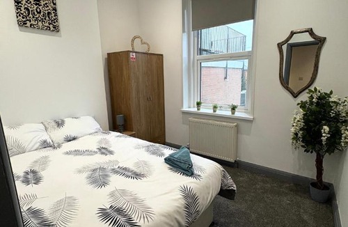 Bournemouth Apartment | Spacious 4 Bed Retreat, 2 Bath, Sleeps 8 plus 2, Beach, Bars, Dinning, Shops, Golf, for Groups, Contractors or Families