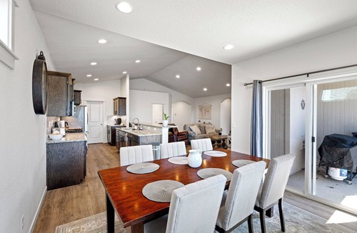 Thurston House | Spacious 4 bed w/fully stocked kitchen, minutes to UofO,Track Town USA & Autzen