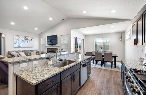 Thurston House | Spacious 4 bed w/fully stocked kitchen, minutes to UofO,Track Town USA & Autzen