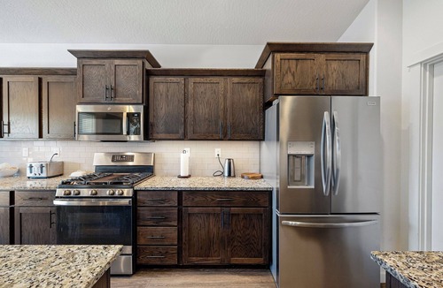 Thurston House | Spacious 4 bed w/fully stocked kitchen, minutes to UofO,Track Town USA & Autzen