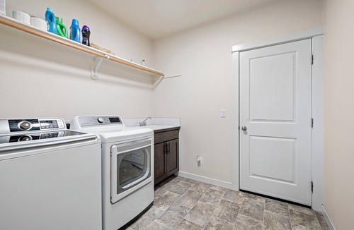 Thurston House | Spacious 4 bed w/fully stocked kitchen, minutes to UofO,Track Town USA & Autzen