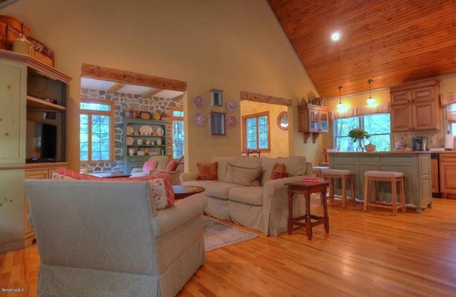 New Marlborough House | Spacious 4-bedroom house in peaceful Southfield with AC, WiFi and more!