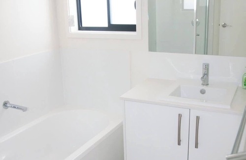 Logan Reserve House | Spacious 4 bedrooms house in Logan Reserve