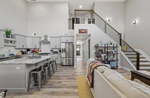 Russell Springs House | Spacious 4-bedroom 3 full bath Barn style house overlooking Lake Cumberland.