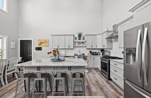 Russell Springs House | Spacious 4-bedroom 3 full bath Barn style house overlooking Lake Cumberland.