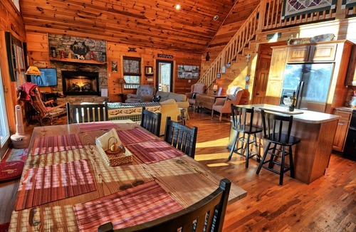 West Jefferson Cabin | Spacious 4 Bedroom Cabin in West Jefferson, NC, perfect for family getaways!