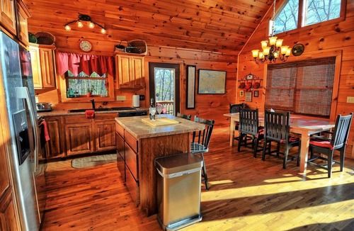 West Jefferson Cabin | Spacious 4 Bedroom Cabin in West Jefferson, NC, perfect for family getaways!