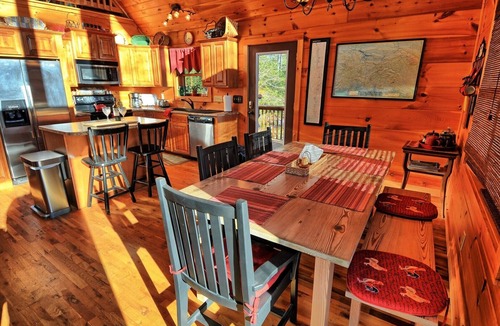 West Jefferson Cabin | Spacious 4 Bedroom Cabin in West Jefferson, NC, perfect for family getaways!