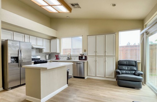 Oakley House | Spacious 4-bedroom 2-bathroom house in lovely Oakley with AC