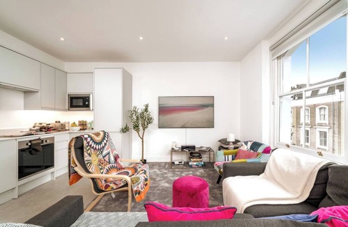 Redcliffe Apartment | Spacious 4-bedroom, 2-bathroom duplex in Earl’s Court/Chelsea, just 8 minutes’ walk to the tube. Close to Westfield, Holland Park, museums, cafés, and restaurants. Stairs required to access the unit — perfect for families or groups exploring London.