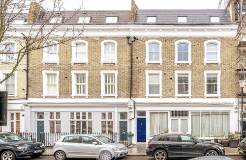 Redcliffe Apartment | Spacious 4-bedroom, 2-bathroom duplex in Earl’s Court/Chelsea, just 8 minutes’ walk to the tube. Close to Westfield, Holland Park, museums, cafés, and restaurants. Stairs required to access the unit — perfect for families or groups exploring London.