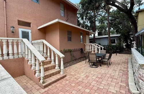 Hyde Park House | Spacious 4-bedroom 2-bathroom house by Downtown Tampa with AC and Parking