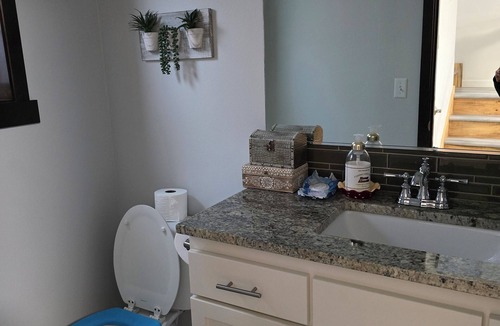 Holly House | Spacious 4-bedroom, 6 queen beds, building in beautiful Everett with AC