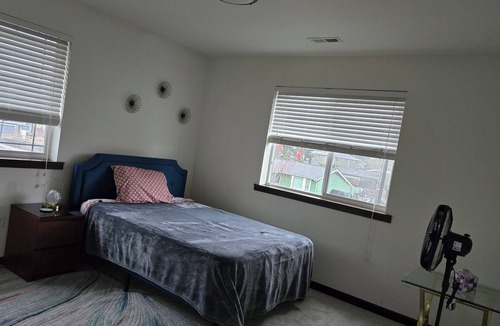 Holly House | Spacious 4-bedroom, 6 queen beds, building in beautiful Everett with AC