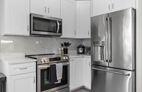 East Somerville Apartment | Spacious 4-bedroom apartment Somerville