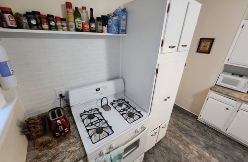 Upper East Side Apartment | Spacious 4-bedroom apartment with WiFi, treadmill in charming Milwaukee