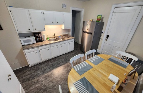 Upper East Side Apartment | Spacious 4-bedroom apartment with WiFi, treadmill in charming Milwaukee