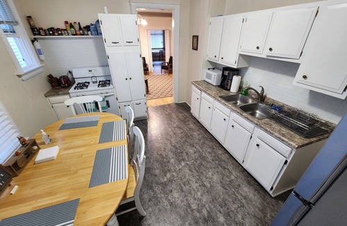 Upper East Side Apartment | Spacious 4-bedroom apartment with WiFi, treadmill in charming Milwaukee