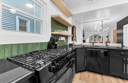 Front Park Apartment | Spacious 4-bedroom apartment in charming Buffalo with Full kitchen