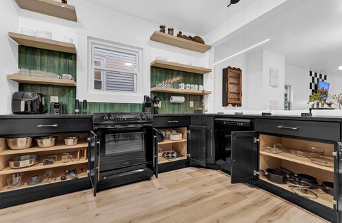 Front Park Apartment | Spacious 4-bedroom apartment in charming Buffalo with Full kitchen