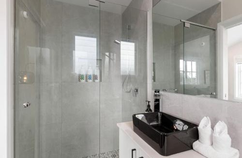 Bardon House | Spacious 4-Bedroom Bardon Retreat Across 2 Levels