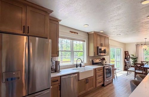 Marshall House | Spacious 4-bedroom cottage near Turkey Run State Park