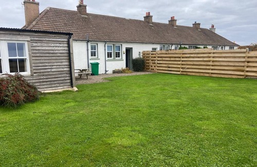 Anstruther Cottage | Spacious 4‑Bedroom Crail Cottage with En‑Suites, Garden, Parking & Walk to Harbour & Sea