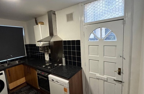 Doncaster House | Spacious 4-Bedroom Doncaster Home | Sleeps 12 | Ideal for Fmilies & Contractors