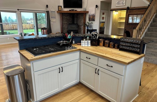 Chiloquin House | Spacious 4-Bedroom Family-Friendly Home with Hilltop Views and Fiber Optic WiFi