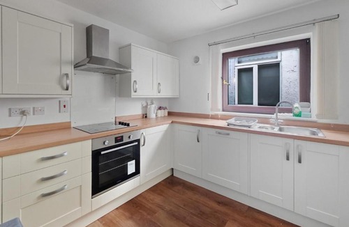 Hanham Apartment | Spacious 4 Bedroom Flat, Perfect for trade teams