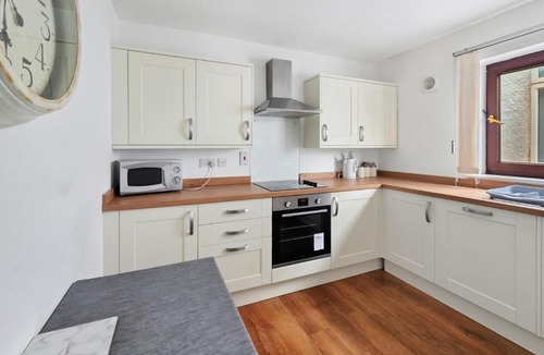 Hanham Apartment | Spacious 4 Bedroom Flat, Perfect for trade teams