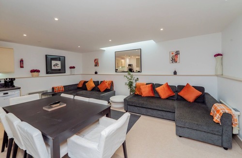 Sherborne St. John House | Spacious 4-bedroom home with 2 bathrooms and a modern kitchen, perfect for groups or contractors. Quiet location with easy access to Basingstoke town centre.