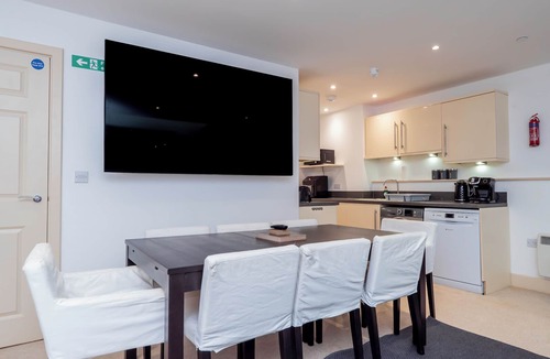 Sherborne St. John House | Spacious 4-bedroom home with 2 bathrooms and a modern kitchen, perfect for groups or contractors. Quiet location with easy access to Basingstoke town centre.
