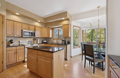 Dupont House | Spacious 4-bedroom house with large yard, BBQ in Quiet Neighborhood
