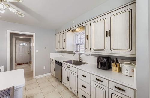 Milwaukee House | Spacious 4-bedroom house in beautiful Milwaukee with AC