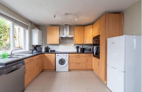 Basingstoke House | Spacious 4 Bedroom Home Free Parking Sleeps 8