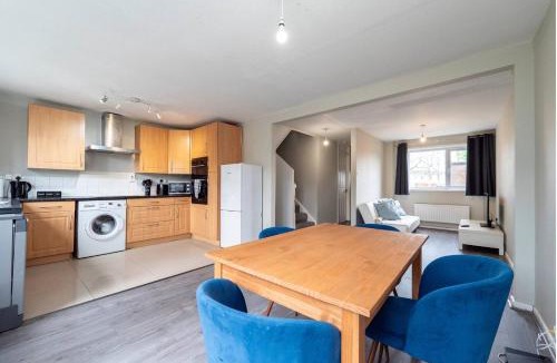 Basingstoke House | Spacious 4 Bedroom Home Free Parking Sleeps 8
