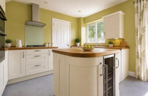 Tilehurst House | Spacious 4 Bedroom Home Free Parking Sleeps 9