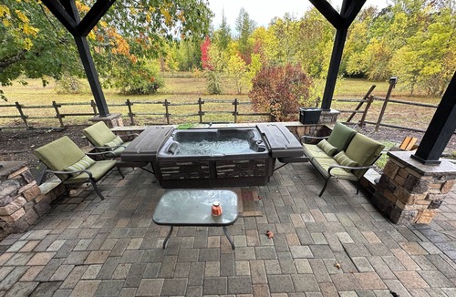 Eugene House | Spacious 4-bedroom home centered in the countryside only 6 minutes from downtown