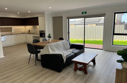 Mambourin House | Spacious 4-bedroom house with WiFi, AC in tranquil Werribee